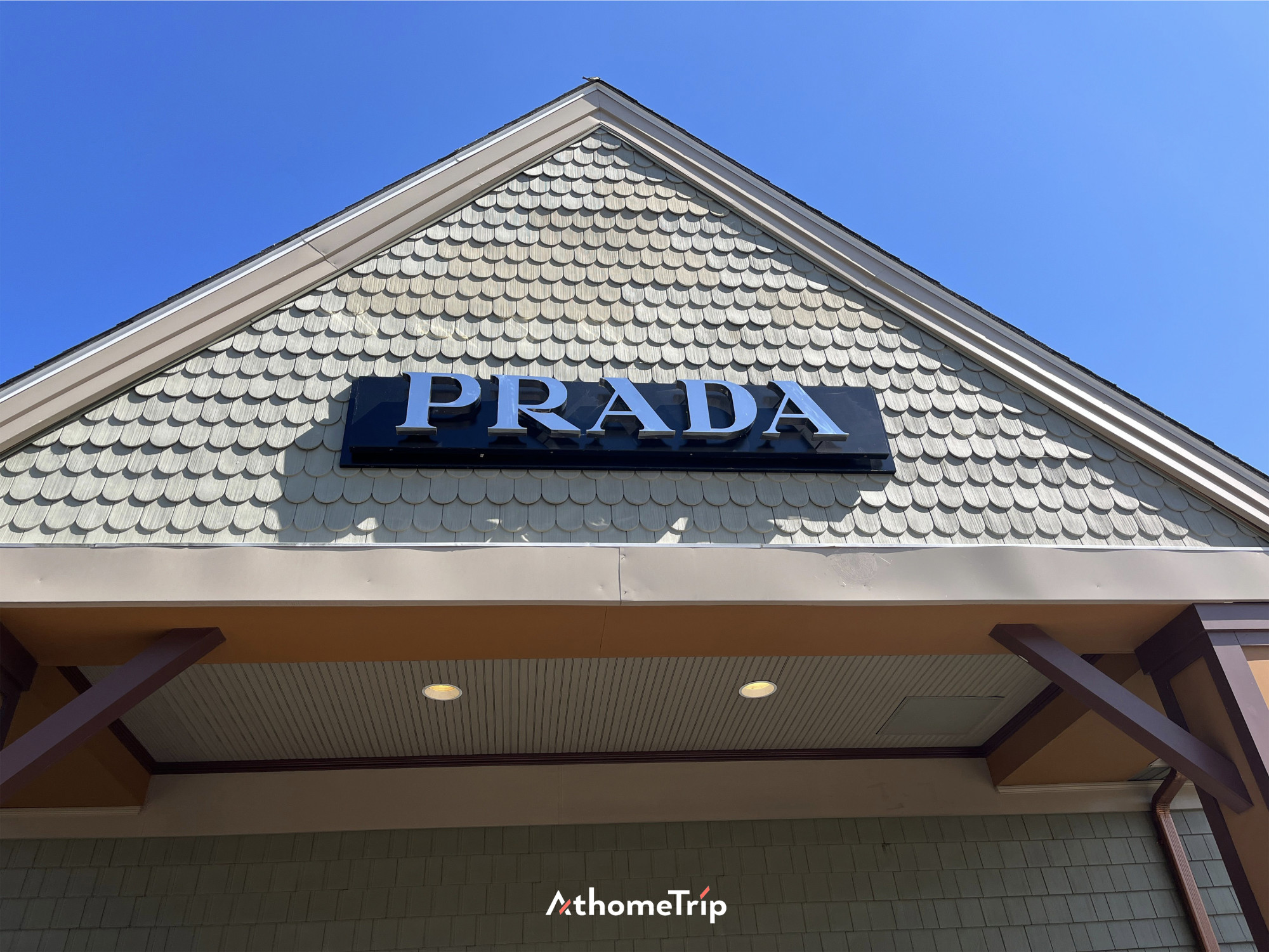 건물 외벽에 PRADA 간판이 붙어 있는 실외 모습