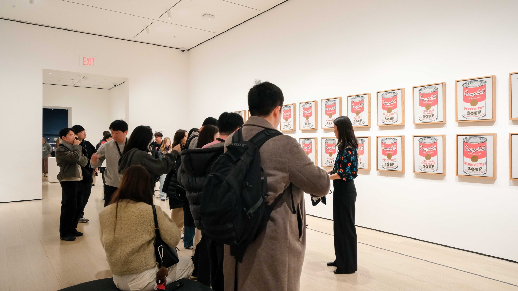 박물관 내부 벽에 걸린 그림과 이를 바라보는 사람