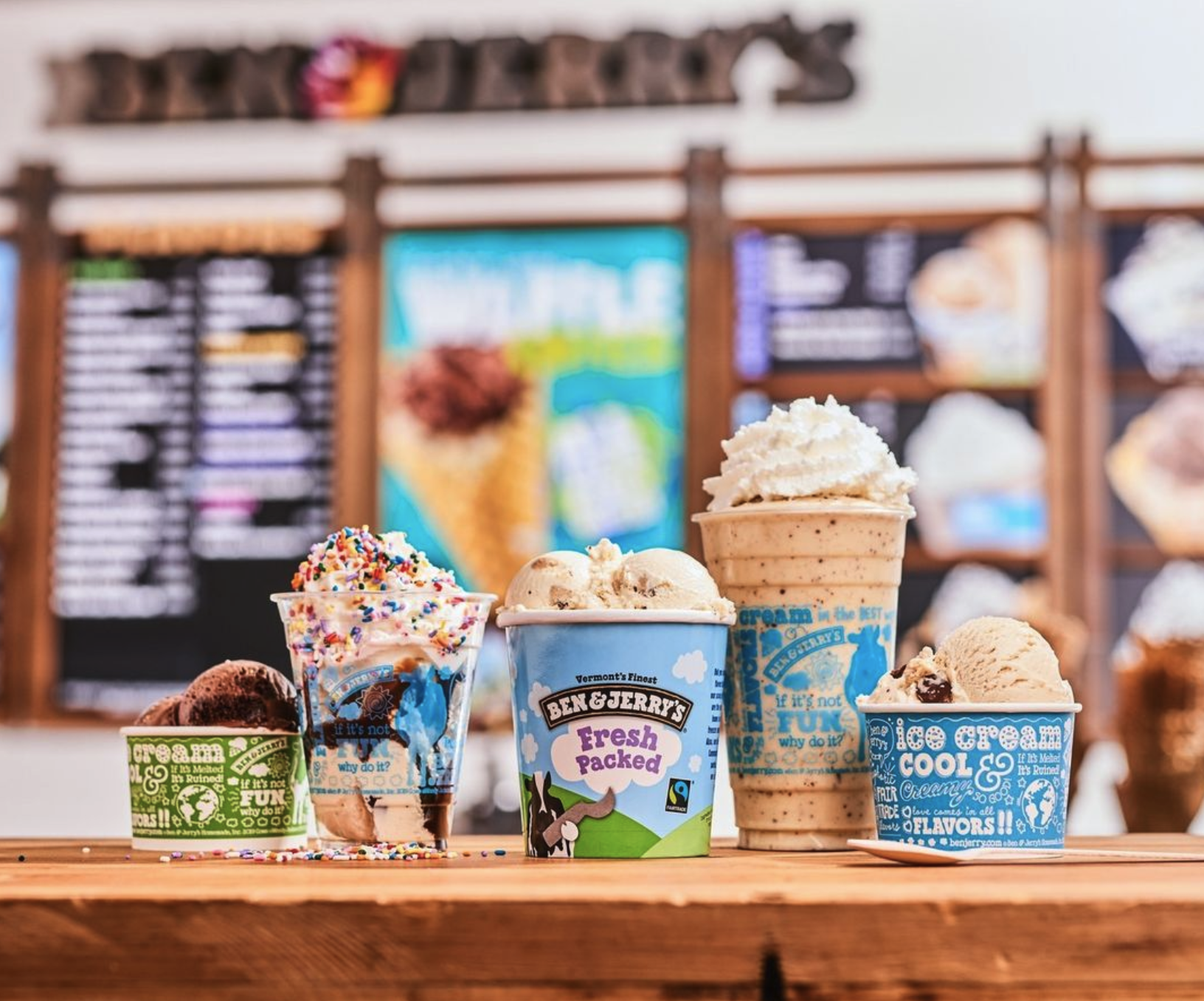 나무 테이블 위에 놓인 Ben & Jerry's 아이스크림 컵들