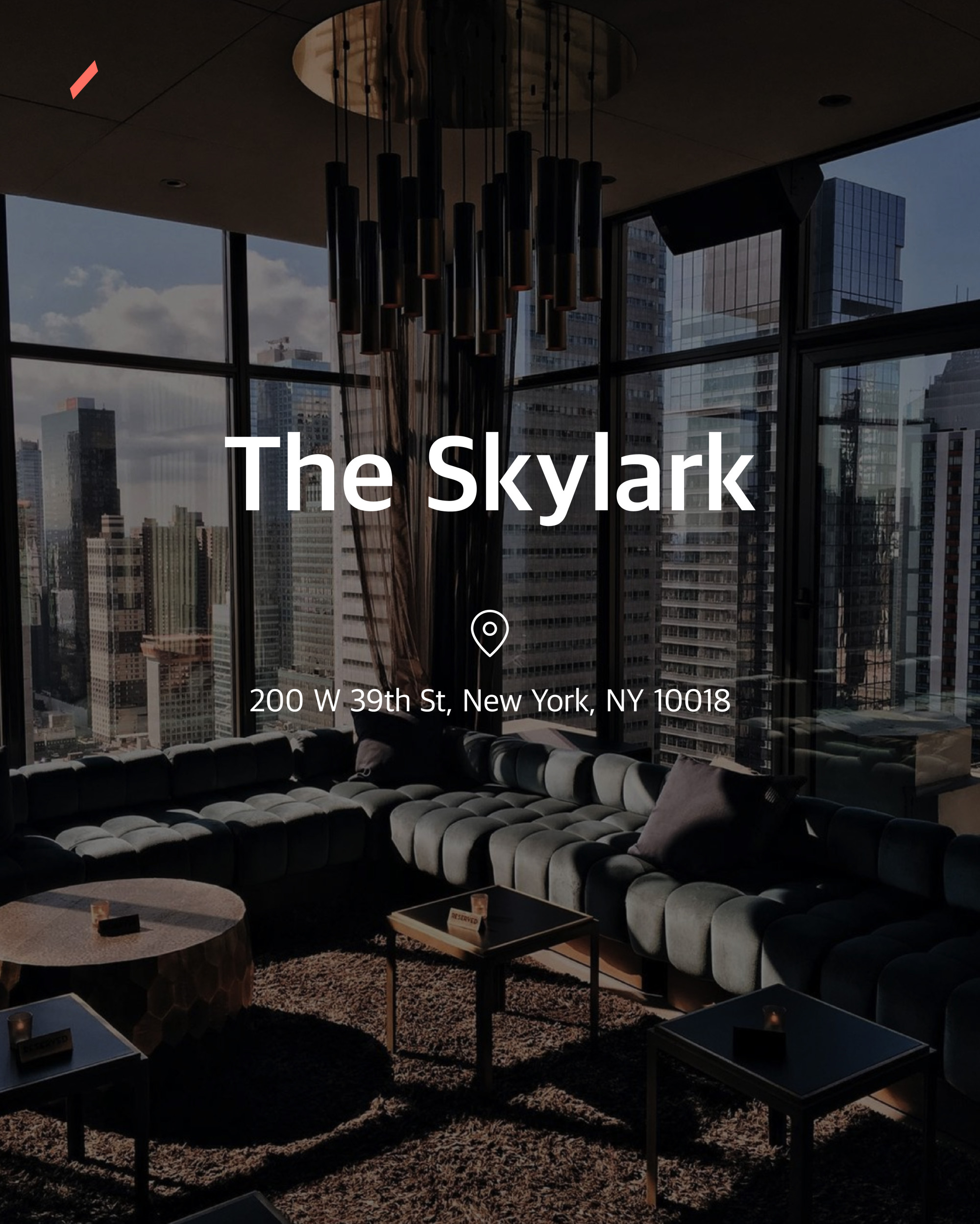 The Skylark의 큰 유리 창문과 소파, 커피 테이블이 있는 고층 건물 내부 거실 공간