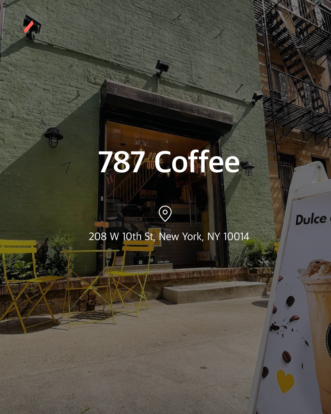 787 Coffee 건물 앞 녹색 벽돌 외벽과 노란색 접이식 의자 및 테이블