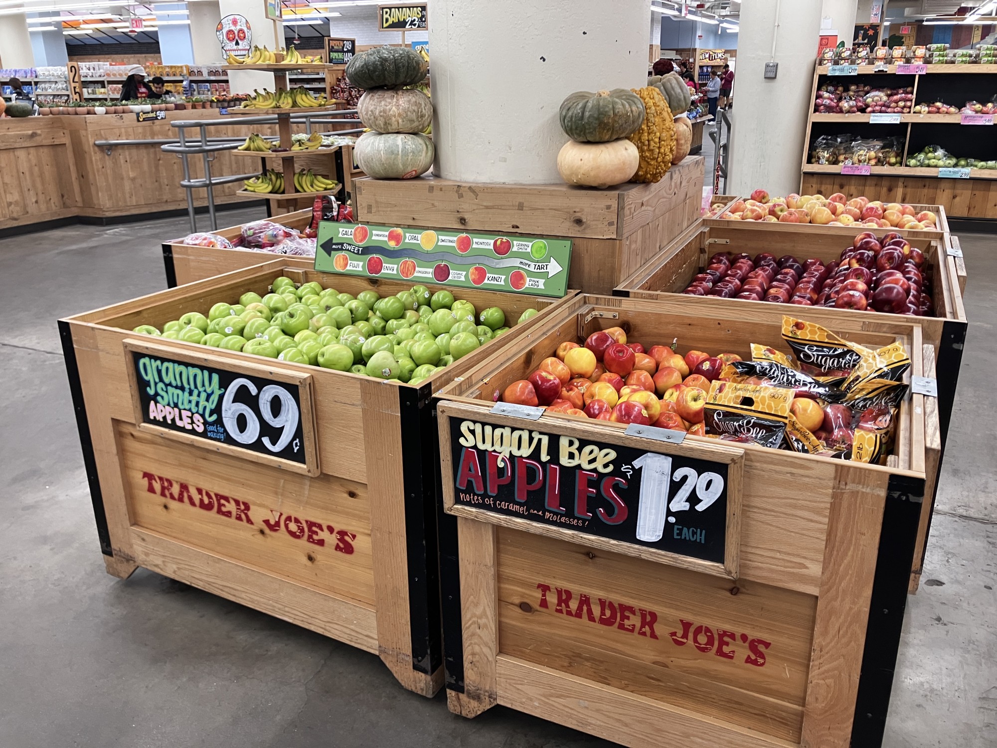TRADER JOE'S 매장 내부 상자에 사과가 담겨 진열되어 있는 모습