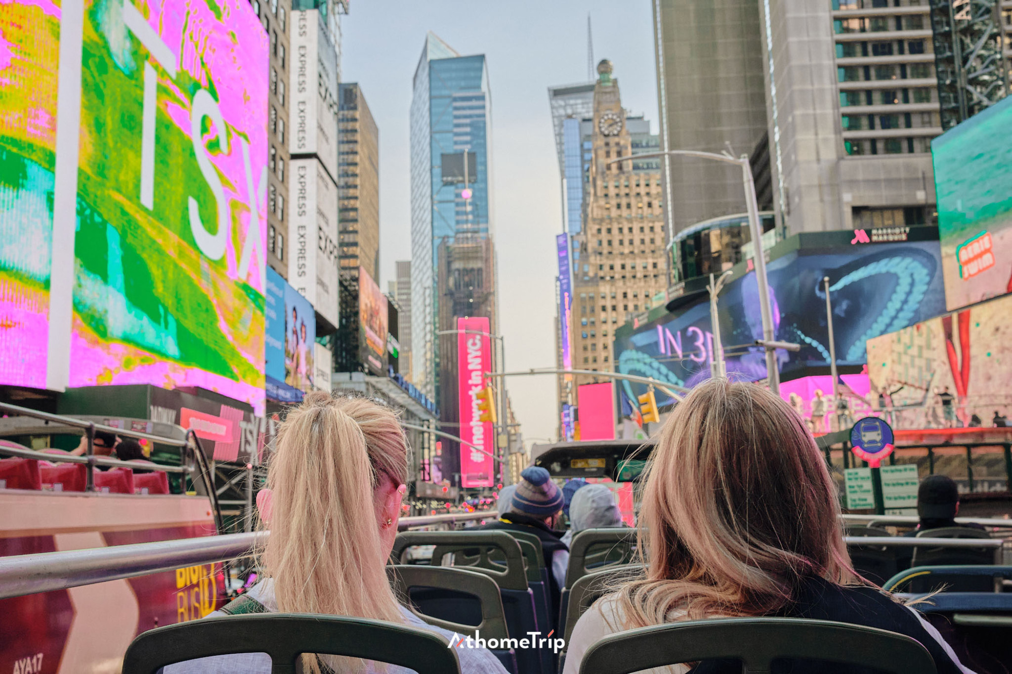 건물과 사람들이 보이는 실외 도시 장면과 NYC 문구