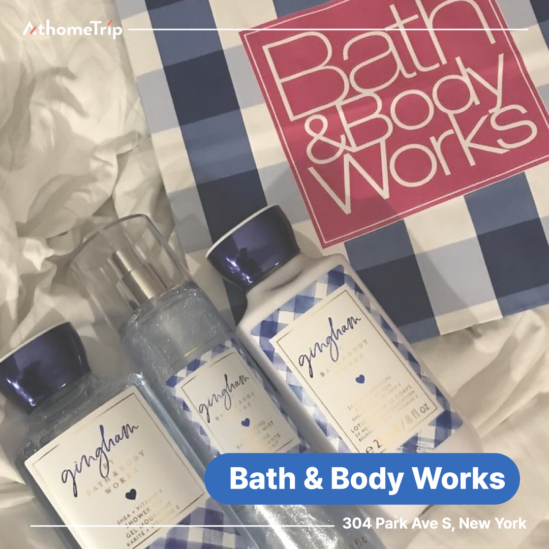 화이트와 블루 체크무늬 배경 위에 놓인 Bath & Body Works 브랜드 로고와 세 개의 용기
