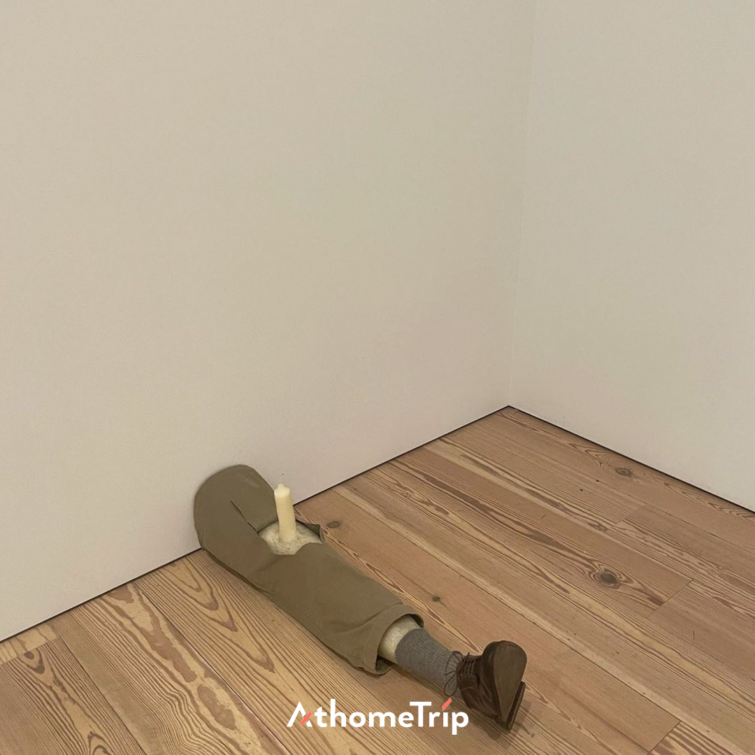흰색 벽과 나무 바닥이 보이는 실내 방의 모습