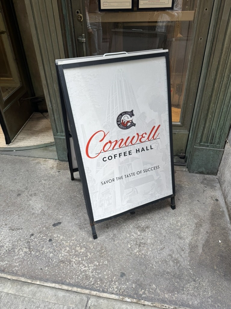 실외에 위치한 Conwell COFFEE HALL 간판 모습