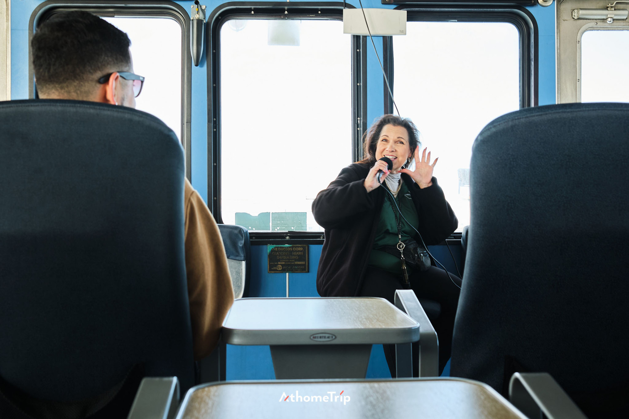 실내 테이블이 놓여 있는 크루즈 내부 모습
