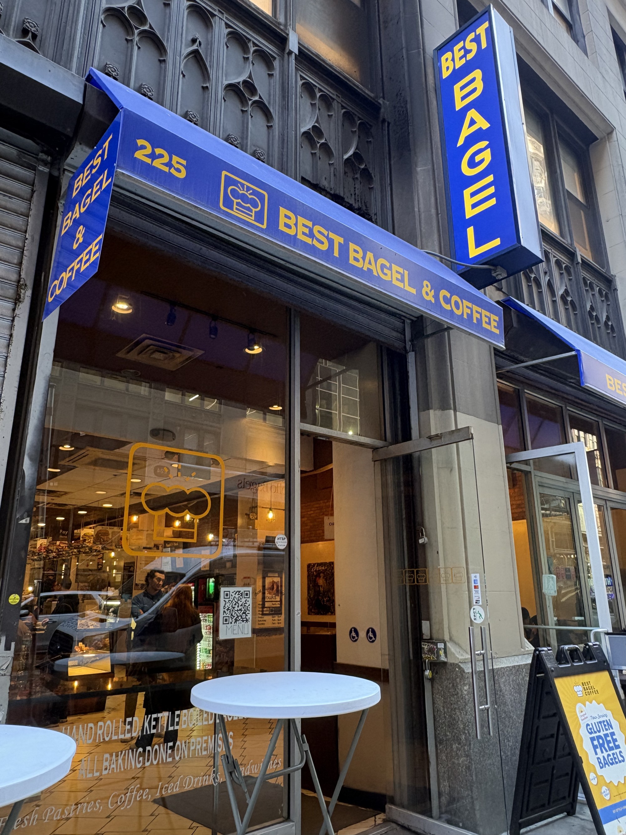 BEST BAGEL & CO 문구와 번호 225가 적힌 가게 외부의 모습