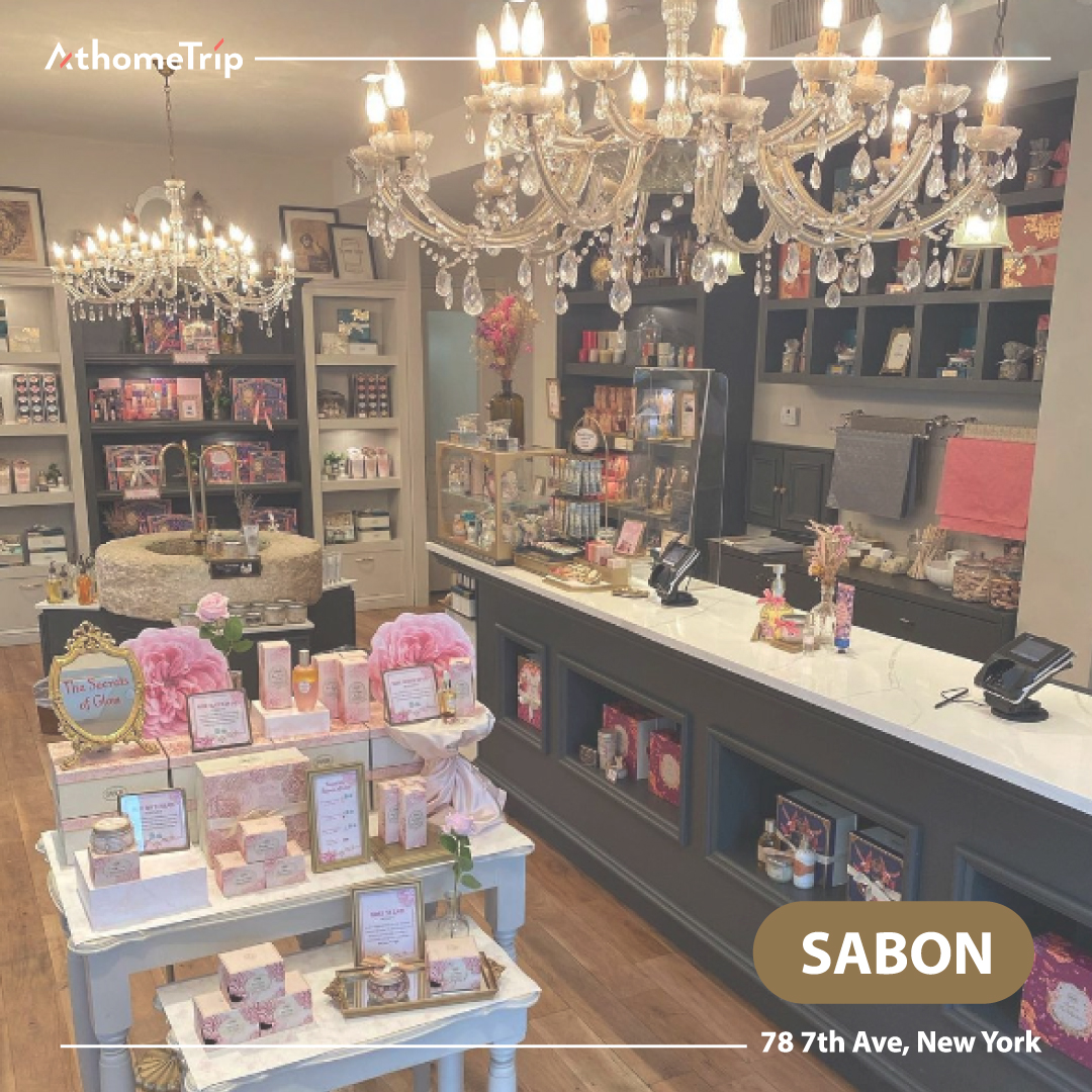 SABON 로고가 보이는 우아한 분위기의 상점 내부와 진열된 제품들